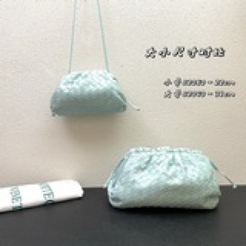 編織-  bottega veneta 葆蝶家的雲朵包- 一貫走高端穩重路線