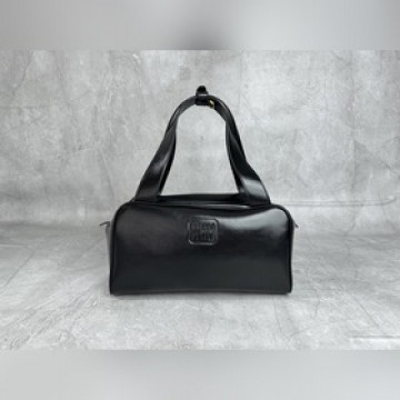 5BB182 (黑色)新品爆款腋下保齡球包，這款手提包的新演繹以平坦的手柄，正面