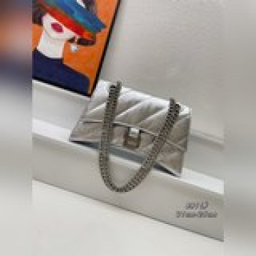 【頭層皮】 Balenciag*最新 Crush 包款強勢登場！高級感滿滿上身