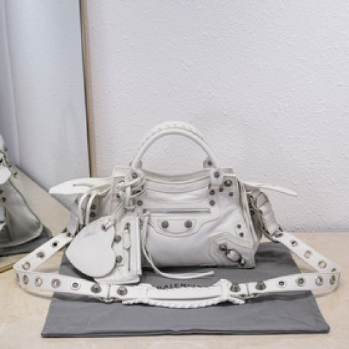 進口爆裂羊皮，顔色：白色，尺寸：26*13*18 Balenciaga 巴黎世家