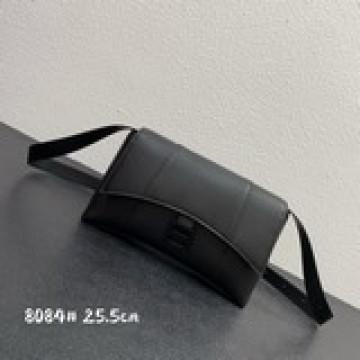 本季重磅Hourglass沙漏包， 獨特的标志性弧線形狀造型極具辨識度，一眼就讓