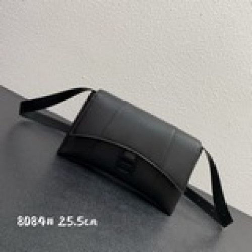 本季重磅Hourglass沙漏包， 獨特的标志性弧線形狀造型極具辨識度，一眼就讓