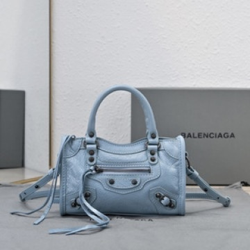 Balenciaga款 City Nano包包， nano size小巧，卻透着