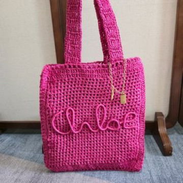 全網都在問！這個夏天讓它陪着你[哇]！ chloe 25春夏的新款草編包SUMM