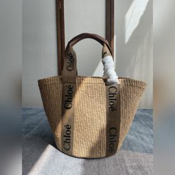 Chloe Large Woody Basket 其中大號Woody提籃包飾有W