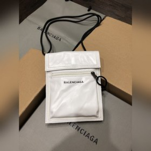 巴黎Balenciaga新款斜背/腰包/香煙包巴黎世家每次的設計都是剛剛好