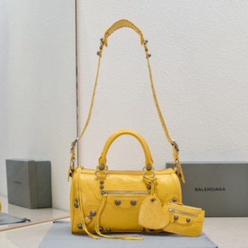 Balenciaga新款旅行包！大號30 cm*19*14，姜黃色