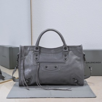 Balenciaga， 時代眼淚 機車包經典系列重現，時尚潮流，比舊版更簡潔大方