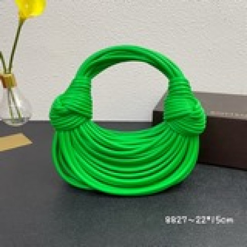 面條便當包         便當包從牛皮、改到特質面料，到現在又變成了羊皮編織