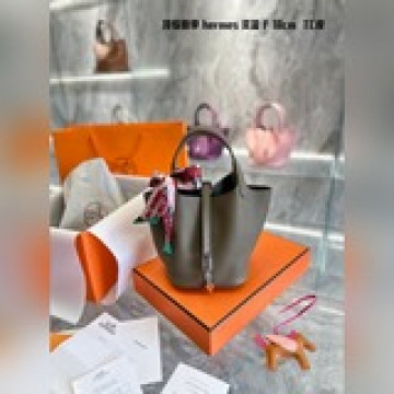 愛馬仕菜籃子常用的尺寸是18, 全新的出售價格在2-3萬，妥妥的入手不虧 全套包