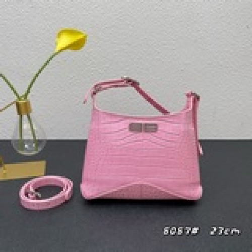 Balenciaα XX hobo腋下斜挎包很有設計感的包型 流暢的線條 非常