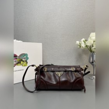 【頂級原單】 新款 LusSolf油臘皮 1BH215斜跨包 這款斜挎包采用進口