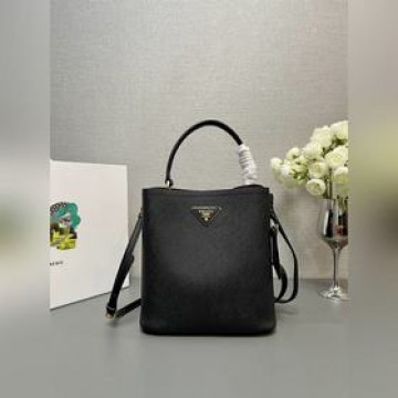 [頂級原單] 最新爆款1BA212桶包回貨 支持專櫃對比 Saffiano皮革材