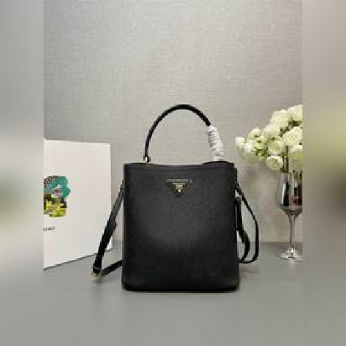 [頂級原單] 最新爆款1BA212桶包回貨 支持專櫃對比 Saffiano皮革材