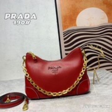 首秀 PRADA爆款之王（皮肩帶+肩挎鍊條），時尚絢麗又具備實用性的牛角包集齊了