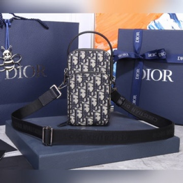 頂級原單品質[福][福] 這款手拿包飾以 Dior 标志性的 Oblique 印