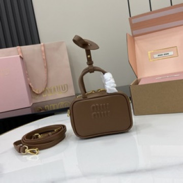 MiuMiu 迷你公文包已上線啦 對迷你的東西毫無抵抗力 太可愛辣 超級mini