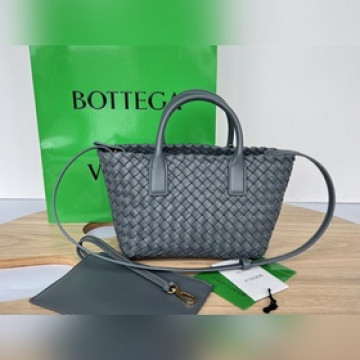 新款 Mini Cabat 709464 該品牌曆史中最為經典的包型之一，包身無