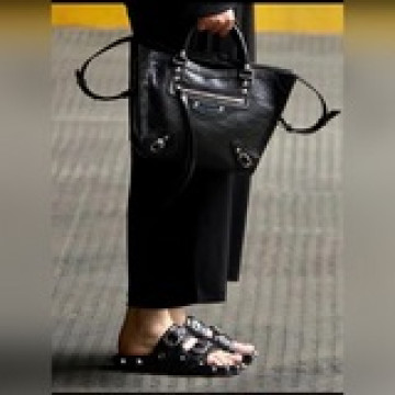 油蠟牛皮 BALENCIAG* 王炸系列秋冬新寵登場啦，機車包～又酷又煞！容量