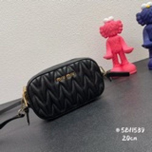 缪缪雙拉鍊相機包，5BH539，M81 采用進口定制綿羊皮，Matelassé軟