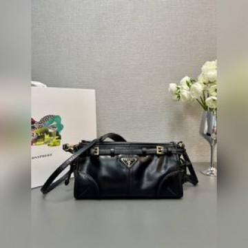 【頂級原單】 新款 LusSolf油臘皮 1BH215斜跨包 這款斜挎包采用進口