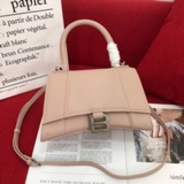 小號 Balenciagα全新推出了帥爆的Hourglass沙漏包，獨特的标志性