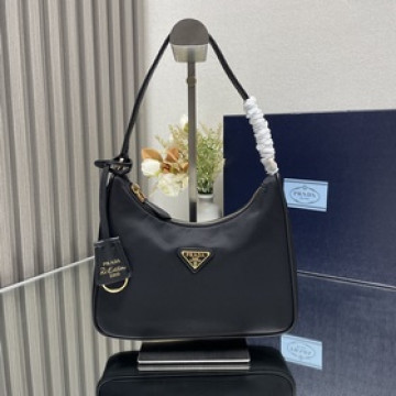 [頂級原單]Prada最新 爆款 皮肩帶金色五金Hobo包 女士尼龍單肩包，型號