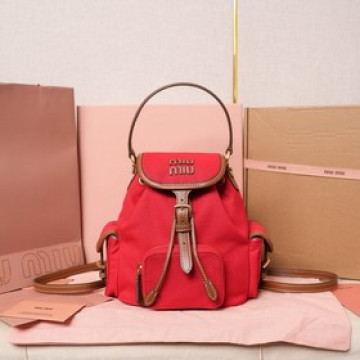 MIUMIU新品學院風 雙肩包 5BZ043，帆布與高品質小牛皮的完美搭配，厚實
