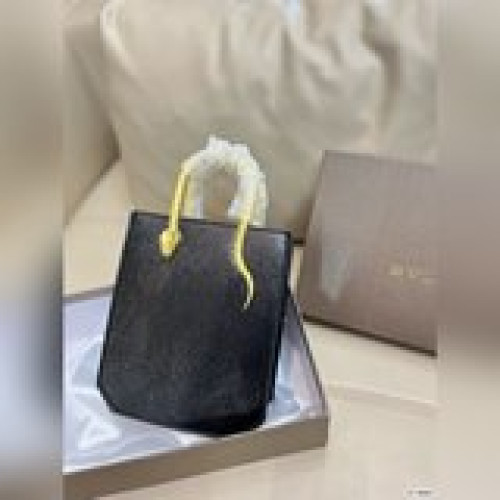 配盒子酷女孩必備單品甲寶格麗迷你托特包型哇塞～這金屬蛇形手柄高級感滿滿拽拽