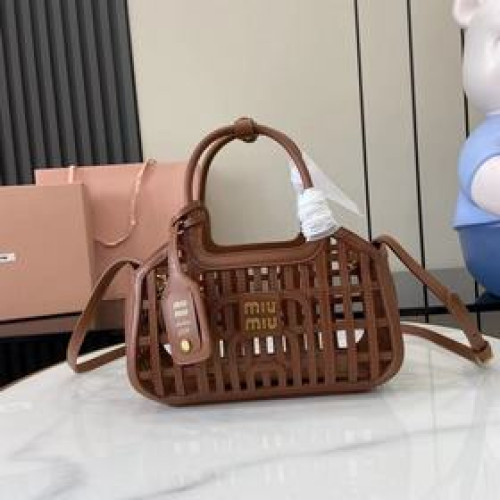 MIUM新品菜籃子，柔軟Nappa皮革手袋，采用精緻編織圖案和别緻構造設計，彰顯