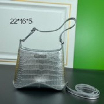 Balenciagα XX系列腋下包 水桶包很有設計感的包型 流暢的線條 皮革
