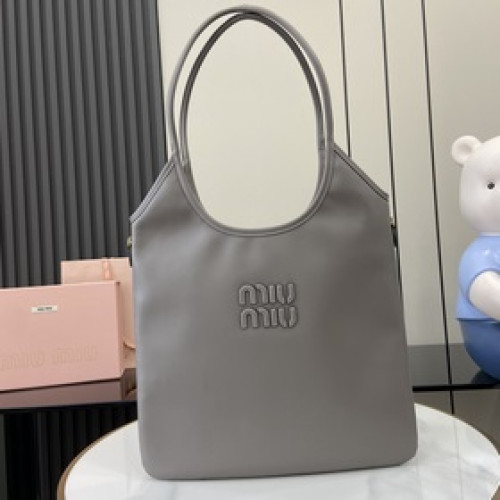 【新款】Miu 女士IVY牛皮托特單肩包這款經典托特包飾有Miu Miu字母徽