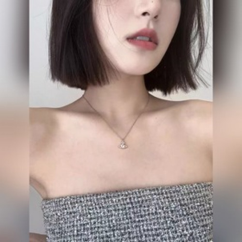 土星鑲粉鑽項鍊，太精緻了喜歡這種小而精緻的款，是種很精緻的飾品！這個東西我說來說
