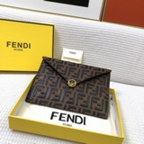 新款手包fendi（配盒子）帶幾何形翻蓋的F is Fendi大號修長款手拿包。