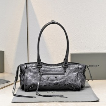 Balenciaga長款胯下長挽機車包，顔色：金屬銀