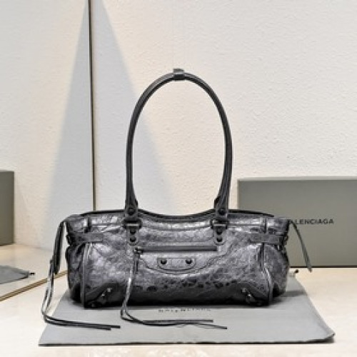 Balenciaga長款胯下長挽機車包，顔色：金屬銀