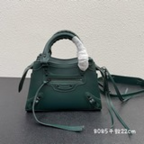小號Balenciaga王炸系列機車包 秋冬新寵登場啦！全新的梯形設計的手袋，鳄