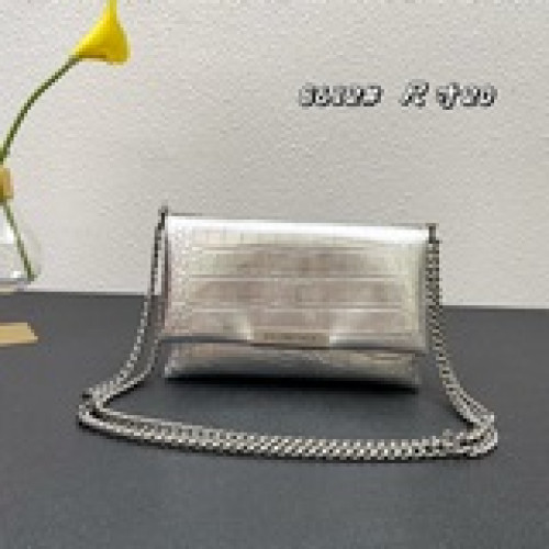 Balenciag trilet風琴鍊條包推出的鳄魚紋三合一系列，背帶和鍊條有