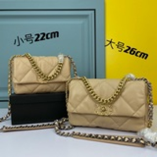 Ohanel秋冬19Bag 結合一切經典的枕頭包這款包是Karl Lagerf