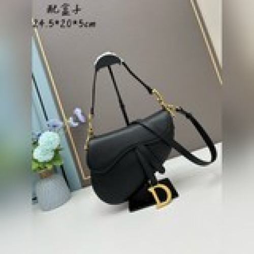 配盒 3種肩帶随搭配 大號尺寸：24.5 x 20 x 5 公分be a cla