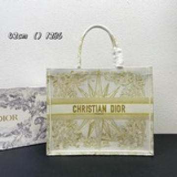 這款 Book Tote 手袋由 Dior 女裝創意總監瑪麗亞·嘉茜娅·蔻麗 (