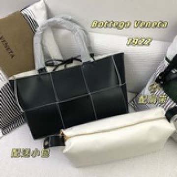 BV編織皮托特3格氣質款的托特包來啦 編織元素加上紅棕包身簡直是通勤好物，牛皮質