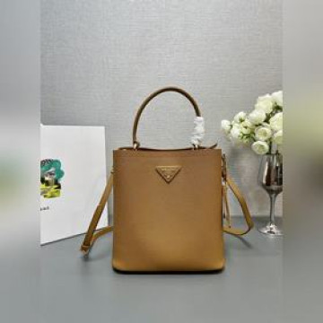 [頂級原單] 最新爆款1BA212桶包回貨 支持專櫃對比 Saffiano皮革材