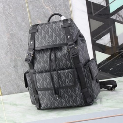這款 Dior Hit the Road 雙肩背包是本季的全新款式，将現代風格與