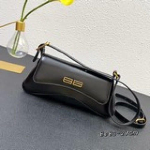 新款XX bag 翻蓋腋下包最新款#它的名字以代表親密的“xx”命名 這也