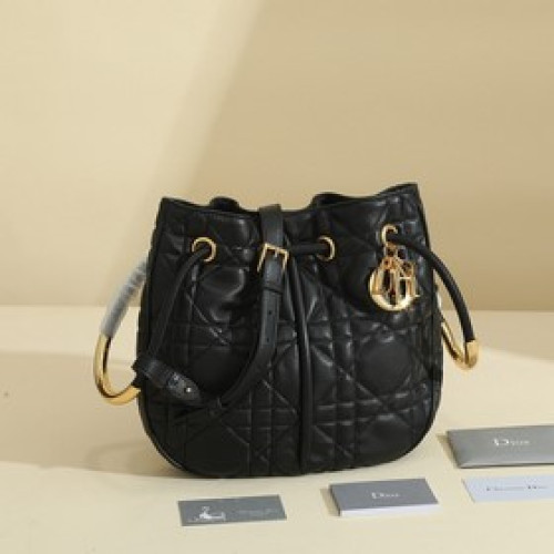 這款 dior nolita 手袋是二零二四秋季成衣系列新品，以時尚高雅的廓形重