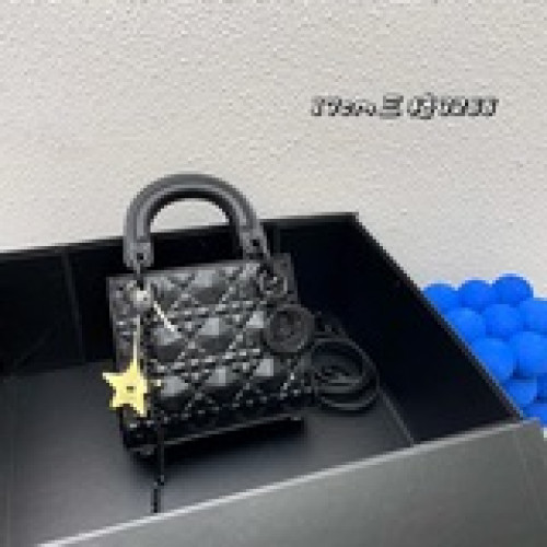 配盒子。三格，Lady定制 Dior 磨砂立體淩格紋牛皮革翻蓋式手袋，搭配鍊條
