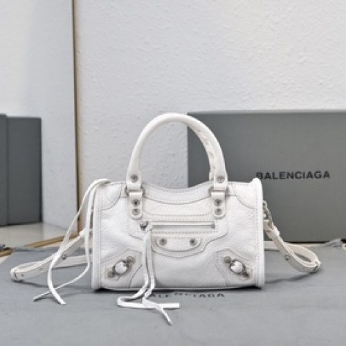 Balenciaga款 City Nano包包， nano size小巧，卻透着