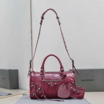 Balenciaga新款旅行包！大號30 cm*19*14，酒紅色