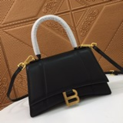 Balenciagα全新推出了帥爆的Hourglass沙漏包，獨特的标志性弧線形